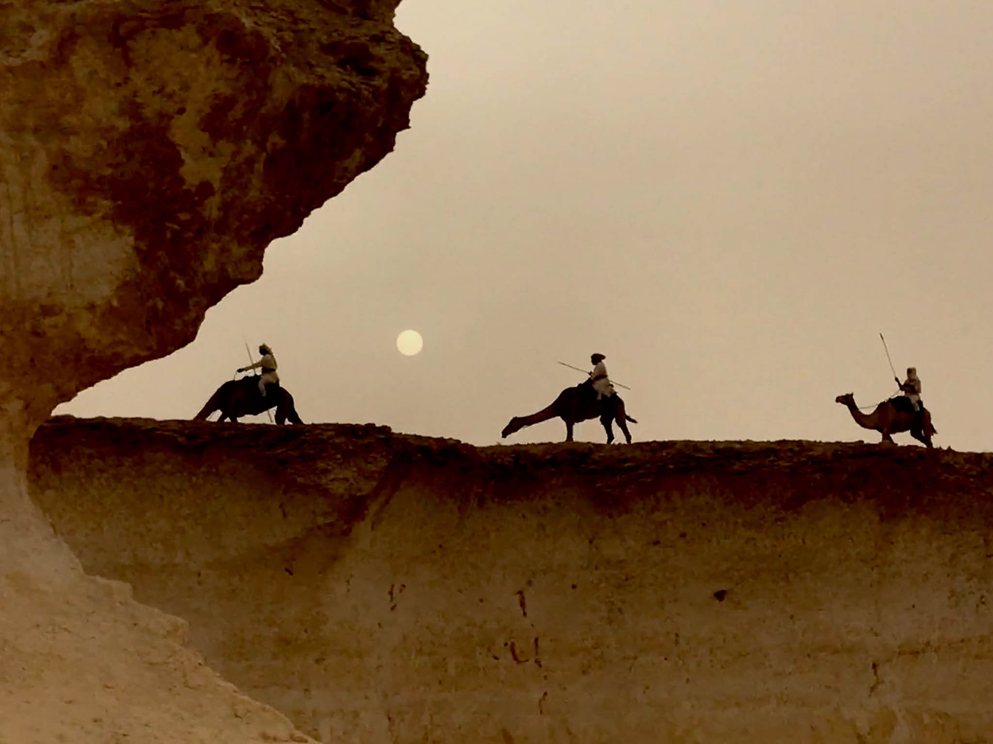 Sombras de la historia, fotograma 6